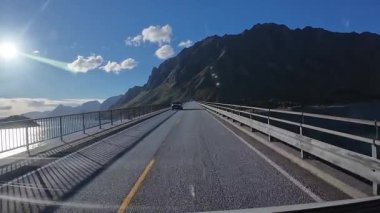 Lofoten Adaları, Norveç; 11 Eylül 2024: Güneşli bir günde Norveç 'te manzaralı bir yolda giden bir karavanın bakış açısı