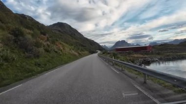 Lofoten Adaları, Norveç; 11 Eylül 2024: Güneşli bir günde Norveç 'te manzaralı bir yolda giden bir karavanın bakış açısı