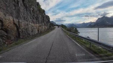 Lofoten Adaları, Norveç; 11 Eylül 2024: Güneşli bir günde Norveç 'te manzaralı bir yolda giden bir karavanın bakış açısı