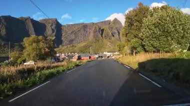 Lofoten Adaları, Norveç; 11 Eylül 2024: Güneşli bir günde Norveç 'te manzaralı bir yolda giden bir karavanın bakış açısı