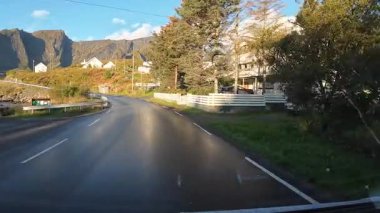 Lofoten Adaları, Norveç; 11 Eylül 2024: Güneşli bir günde Norveç 'te manzaralı bir yolda giden bir karavanın bakış açısı