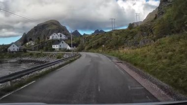 Lofoten Adaları, Norveç; 11 Eylül 2024: Güneşli bir günde Norveç 'te manzaralı bir yolda giden bir karavanın bakış açısı