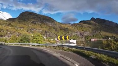 Lofoten Adaları, Norveç; 11 Eylül 2024: Güneşli bir günde Norveç 'te manzaralı bir yolda giden bir karavanın bakış açısı