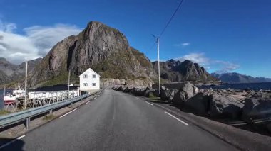 Lofoten Adaları, Norveç; 11 Eylül 2024: Güneşli bir günde Norveç 'te manzaralı bir yolda giden bir karavanın bakış açısı