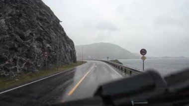 Lofoten Adaları, Norveç; 11 Eylül 2024: Güneşli bir günde Norveç 'te manzaralı bir yolda giden bir karavanın bakış açısı