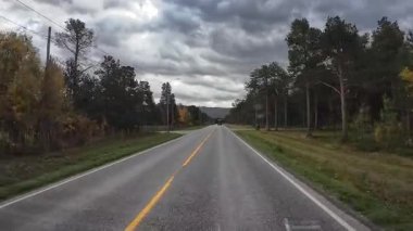 Lofoten Adaları, Norveç; 11 Eylül 2024: Güneşli bir günde Norveç 'te manzaralı bir yolda giden bir karavanın bakış açısı