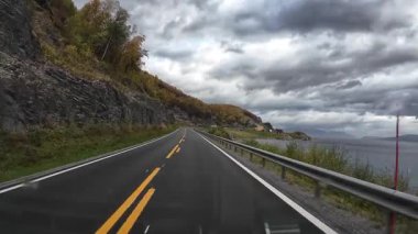 Lofoten Adaları, Norveç; 11 Eylül 2024: Güneşli bir günde Norveç 'te manzaralı bir yolda giden bir karavanın bakış açısı