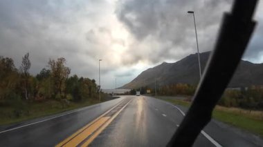 Lofoten Adaları, Norveç; 11 Eylül 2024: Güneşli bir günde Norveç 'te manzaralı bir yolda giden bir karavanın bakış açısı