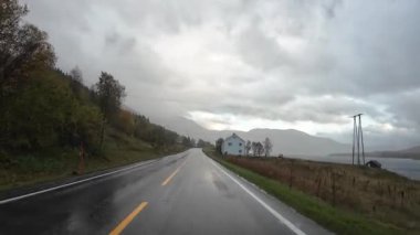 Lofoten Adaları, Norveç; 11 Eylül 2024: Güneşli bir günde Norveç 'te manzaralı bir yolda giden bir karavanın bakış açısı