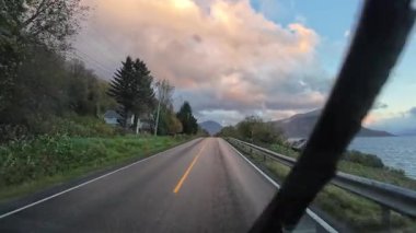 Lofoten Adaları, Norveç; 11 Eylül 2024: Güneşli bir günde Norveç 'te manzaralı bir yolda giden bir karavanın bakış açısı