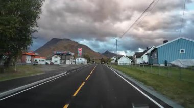 Lofoten Adaları, Norveç; 11 Eylül 2024: Güneşli bir günde Norveç 'te manzaralı bir yolda giden bir karavanın bakış açısı