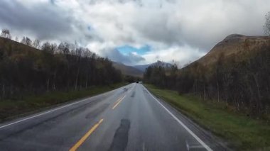 Lofoten Adaları, Norveç; 11 Eylül 2024: Güneşli bir günde Norveç 'te manzaralı bir yolda giden bir karavanın bakış açısı