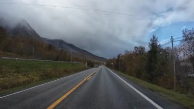 Lofoten Adaları, Norveç; 11 Eylül 2024: Güneşli bir günde Norveç 'te manzaralı bir yolda giden bir karavanın bakış açısı