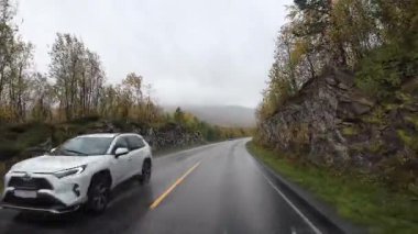 Lofoten Adaları, Norveç; 11 Eylül 2024: Güneşli bir günde Norveç 'te manzaralı bir yolda giden bir karavanın bakış açısı