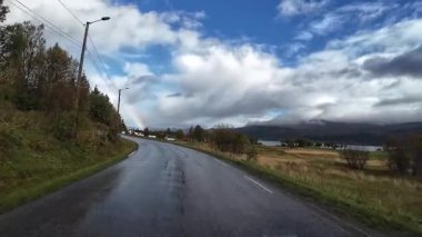 Lofoten Adaları, Norveç; 11 Eylül 2024: Güneşli bir günde Norveç 'te manzaralı bir yolda giden bir karavanın bakış açısı