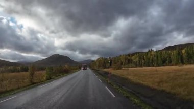 Lofoten Adaları, Norveç; 11 Eylül 2024: Güneşli bir günde Norveç 'te manzaralı bir yolda giden bir karavanın bakış açısı