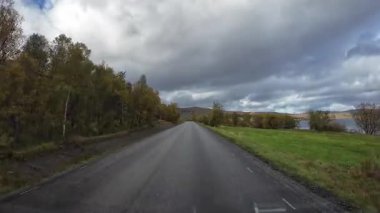 Lofoten Adaları, Norveç; 11 Eylül 2024: Güneşli bir günde Norveç 'te manzaralı bir yolda giden bir karavanın bakış açısı