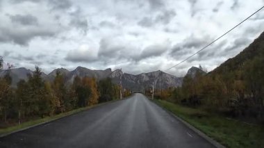 Lofoten Adaları, Norveç; 11 Eylül 2024: Güneşli bir günde Norveç 'te manzaralı bir yolda giden bir karavanın bakış açısı