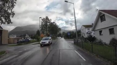 Lofoten Adaları, Norveç; 11 Eylül 2024: Güneşli bir günde Norveç 'te manzaralı bir yolda giden bir karavanın bakış açısı