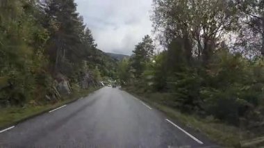 Lofoten Adaları, Norveç; 11 Eylül 2024: Güneşli bir günde Norveç 'te manzaralı bir yolda giden bir karavanın bakış açısı