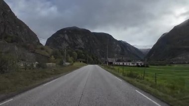 Lofoten Adaları, Norveç; 11 Eylül 2024: Güneşli bir günde Norveç 'te manzaralı bir yolda giden bir karavanın bakış açısı