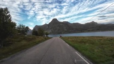 Lofoten Adaları, Norveç; 11 Eylül 2024: Norveç 'in Lofoten Adaları' ndaki bir sahil yolunda sürücünün resmi bakış açısı