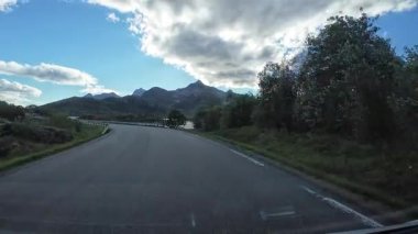 Lofoten Adaları, Norveç; 11 Eylül 2024: Norveç 'in Lofoten Adaları' ndaki bir sahil yolunda sürücünün resmi bakış açısı