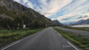 Lofoten Adaları, Norveç; 11 Eylül 2024: Norveç 'in Lofoten Adaları' ndaki bir sahil yolunda sürücünün resmi bakış açısı