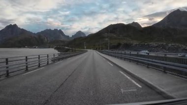 Lofoten Adaları, Norveç; 11 Eylül 2024: Norveç 'in Lofoten Adaları' ndaki bir sahil yolunda sürücünün resmi bakış açısı