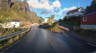 Lofoten Adaları, Norveç; 11 Eylül 2024: Norveç 'in Lofoten Adaları' ndaki bir sahil yolunda sürücünün resmi bakış açısı
