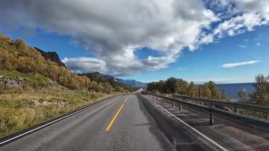 Lofoten Adaları, Norveç; 11 Eylül 2024: Norveç 'in Lofoten Adaları' ndaki bir sahil yolunda sürücünün resmi bakış açısı