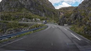 Lofoten Adaları, Norveç; 11 Eylül 2024: Norveç 'in Lofoten Adaları' ndaki bir sahil yolunda sürücünün resmi bakış açısı