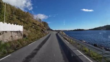 Lofoten Adaları, Norveç; 11 Eylül 2024: Norveç 'in Lofoten Adaları' ndaki bir sahil yolunda sürücünün resmi bakış açısı
