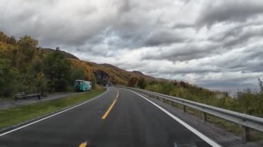 Lofoten Adaları, Norveç; 11 Eylül 2024: Norveç 'in Lofoten Adaları' ndaki bir sahil yolunda sürücünün resmi bakış açısı