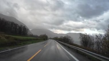 Lofoten Adaları, Norveç; 11 Eylül 2024: Norveç 'in Lofoten Adaları' ndaki bir sahil yolunda sürücünün resmi bakış açısı