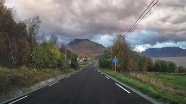 Lofoten Adaları, Norveç; 11 Eylül 2024: Norveç 'in Lofoten Adaları' ndaki bir sahil yolunda sürücünün resmi bakış açısı