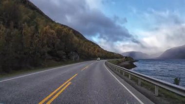 Lofoten Adaları, Norveç; 11 Eylül 2024: Norveç 'in Lofoten Adaları' ndaki bir sahil yolunda sürücünün resmi bakış açısı
