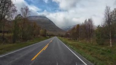 Lofoten Adaları, Norveç; 11 Eylül 2024: Norveç 'in Lofoten Adaları' ndaki bir sahil yolunda sürücünün resmi bakış açısı