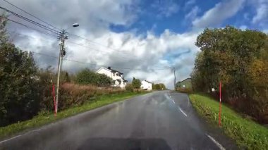 Lofoten Adaları, Norveç; 11 Eylül 2024: Norveç 'in Lofoten Adaları' ndaki bir sahil yolunda sürücünün resmi bakış açısı