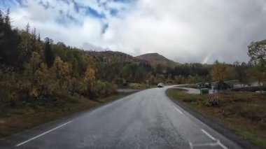 Lofoten Adaları, Norveç; 11 Eylül 2024: Norveç 'in Lofoten Adaları' ndaki bir sahil yolunda sürücünün resmi bakış açısı