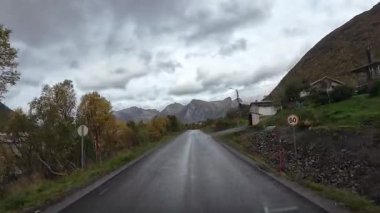 Lofoten Adaları, Norveç; 11 Eylül 2024: Norveç 'in Lofoten Adaları' ndaki bir sahil yolunda sürücünün resmi bakış açısı