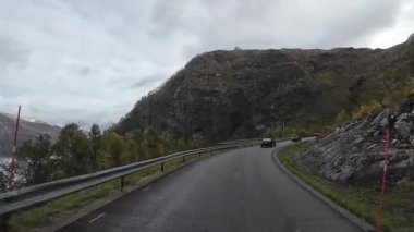 Lofoten Adaları, Norveç; 11 Eylül 2024: Norveç 'in Lofoten Adaları' ndaki bir sahil yolunda sürücünün resmi bakış açısı