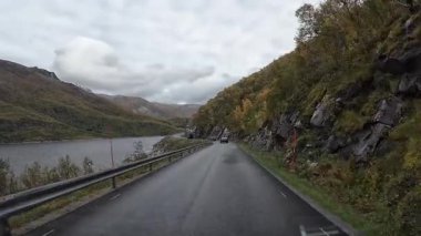 Lofoten Adaları, Norveç; 11 Eylül 2024: Norveç 'in Lofoten Adaları' ndaki bir sahil yolunda sürücünün resmi bakış açısı