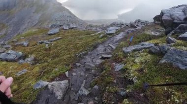 Lofoten Adaları, Norveç; 11 Eylül 2024: Norveç 'in Lofoten Adaları' ndaki bir sahil yolunda sürücünün resmi bakış açısı