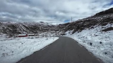 Lofoten Adaları, Norveç; 11 Eylül 2024: Norveç 'in Lofoten Adaları' ndaki bir sahil yolunda sürücünün resmi bakış açısı