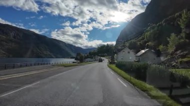 Lofoten Adaları, Norveç; 11 Eylül 2024: Norveç 'in Lofoten Adaları' ndaki bir sahil yolunda sürücünün resmi bakış açısı