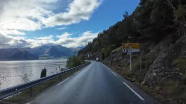 Lofoten Adaları, Norveç; 11 Eylül 2024: Norveç 'in Lofoten Adaları' ndaki bir sahil yolunda sürücünün resmi bakış açısı