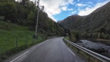 Lofoten Adaları, Norveç; 11 Eylül 2024: Norveç 'in Lofoten Adaları' ndaki bir sahil yolunda sürücünün resmi bakış açısı