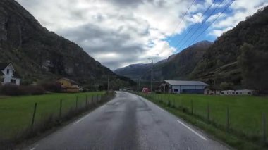 Lofoten Adaları, Norveç; 11 Eylül 2024: Norveç 'in Lofoten Adaları' ndaki bir sahil yolunda sürücünün resmi bakış açısı