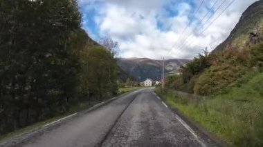 Lofoten Adaları, Norveç; 11 Eylül 2024: Norveç 'in Lofoten Adaları' ndaki bir sahil yolunda sürücünün resmi bakış açısı